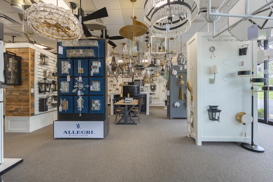 More Photos Of 3737-3757 Parkway Ln, Hilliard Showroom For Lease