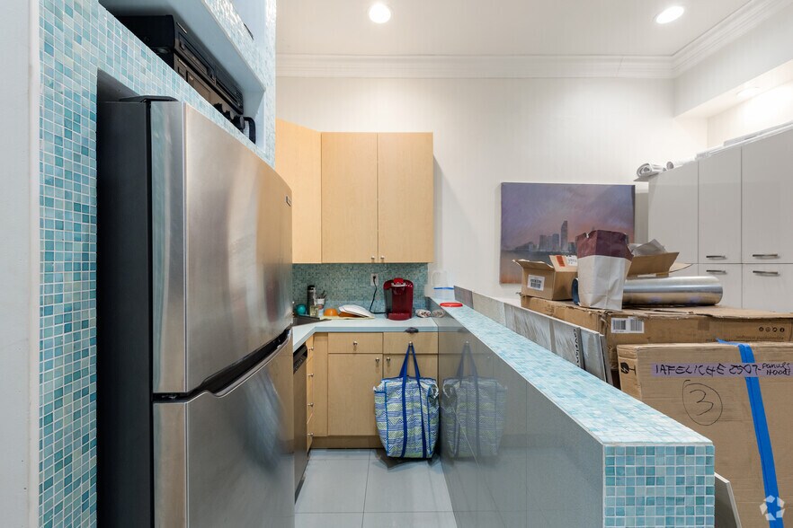 More Photos Of 3313 NE 32nd St, Fort Lauderdale General Retail For Sale