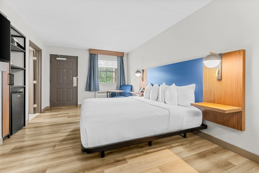 More Photos Of 4870 University Dr NW, Huntsville Hotel For Sale