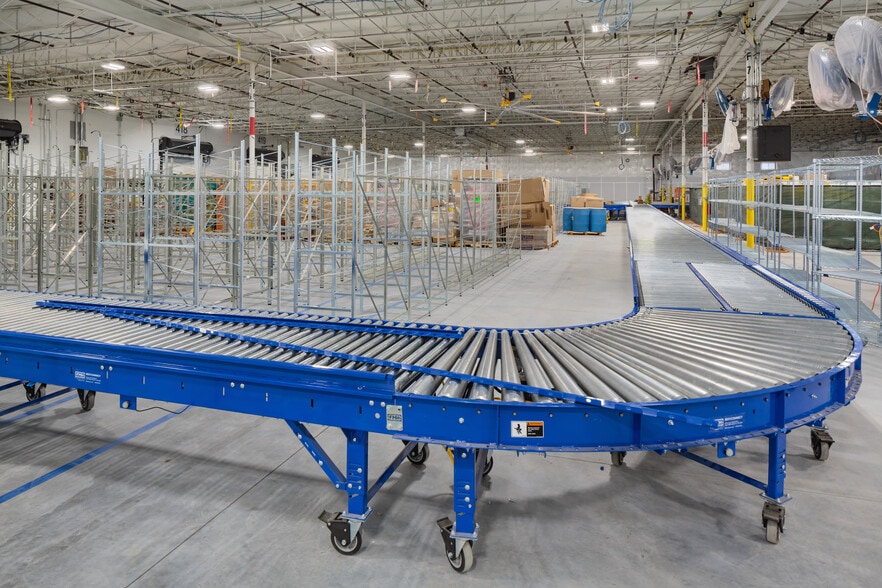 More Photos Of 20 Colonial Rd, Salem Warehouse For Lease