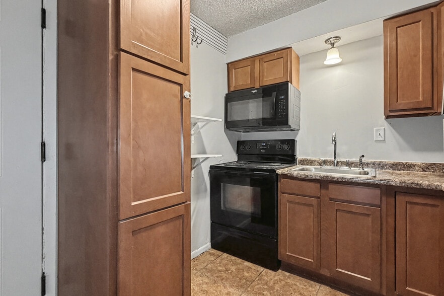 More Photos Of 6920 SW 9th St, Des Moines Apartments For Sale