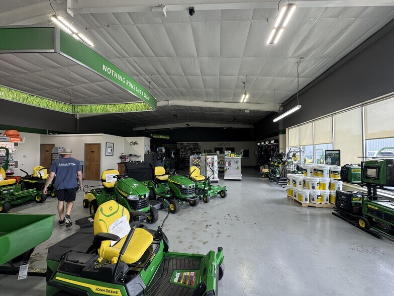 More Photos Of 12137 Airline Hwy, Baton Rouge Showroom For Lease