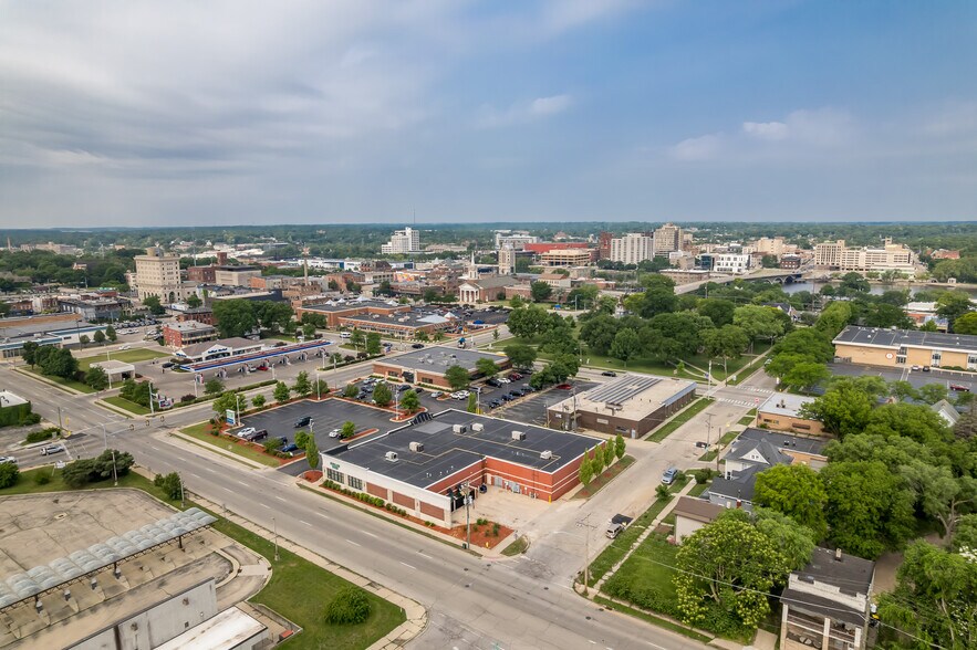 More Photos Of 415 N 3rd St, Rockford Light Distribution For Sale