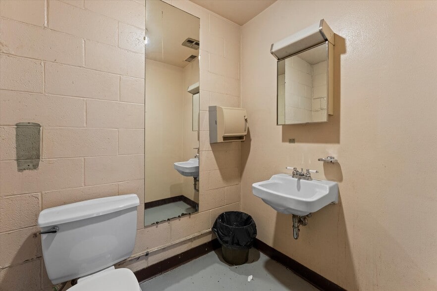 More Photos Of 1701 Shepherd, Windsor Manufacturing For Lease