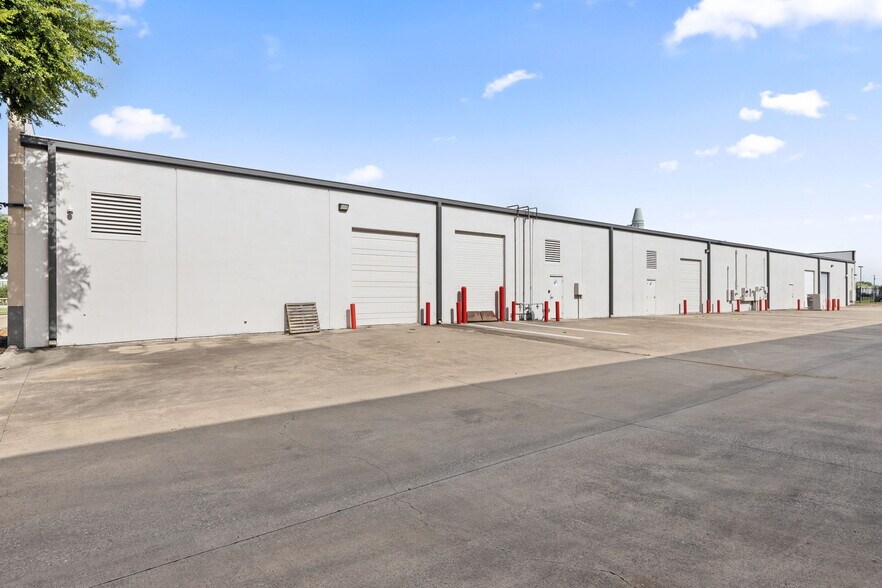 More Photos Of 12920 Senlac Dr, Farmers Branch Research And Development For Lease
