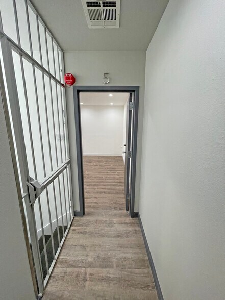 More Photos Of 727-731 N La Brea Ave, Los Angeles Unknown For Lease