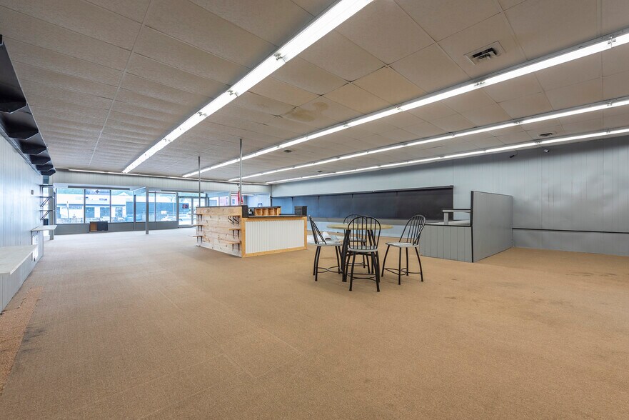 More Photos Of 34 N Logan St, Marion General Retail For Lease