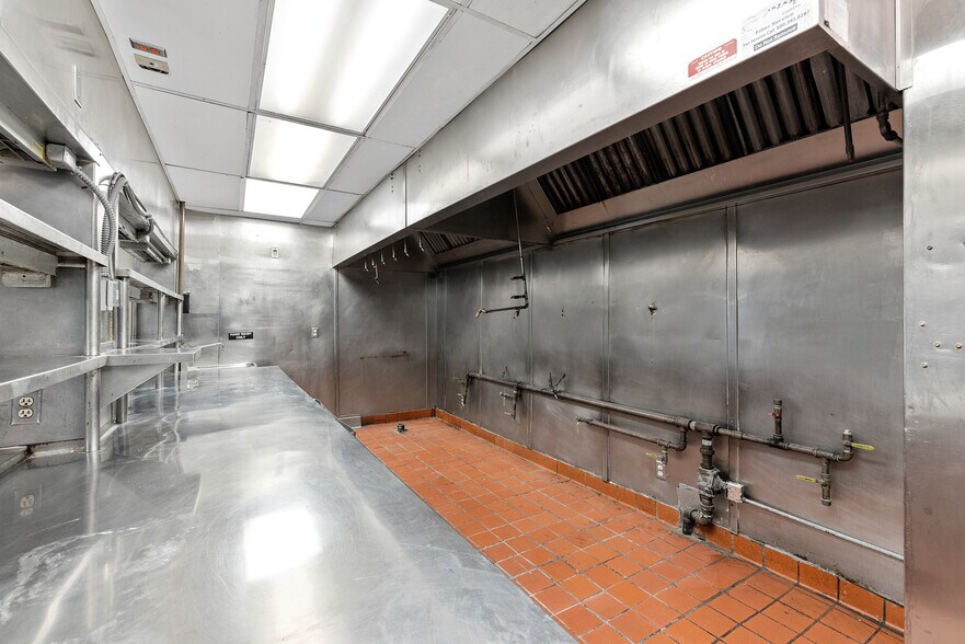 More Photos Of 1028 E Juneau Ave, Milwaukee Hotel For Lease