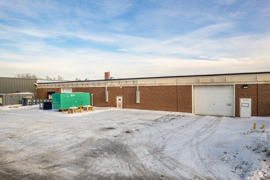 More Photos Of 16 Rue Sicard, Ste-Thérèse Warehouse For Sale