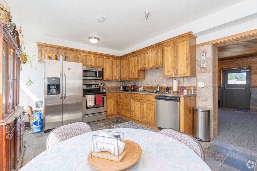 More Photos Of 10818-10828 NW Saint Helens Rd, Portland Light Manufacturing For Sale