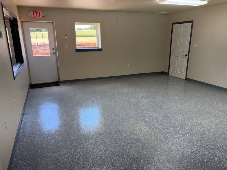 More Photos Of 2224 NW 32nd St, Newcastle Warehouse For Lease