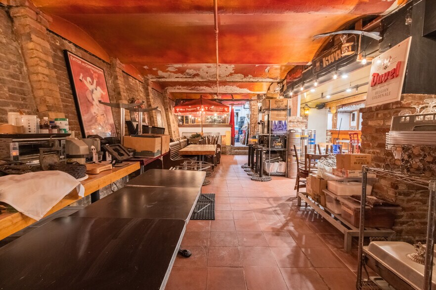 More Photos Of 800 Greenwich St, San Francisco Storefront Retail Residential For Lease