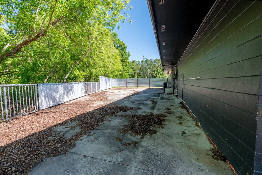 More Photos Of 19510 NE US Hwy 301, Waldo Storefront Retail Office For Sale