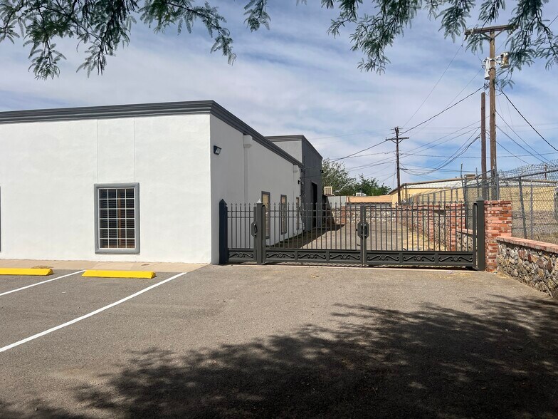 More Photos Of 107 S Ascarate St, El Paso Flex For Sale