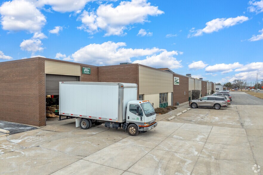 More Photos Of 5310-5352 S East Ave, Countryside Warehouse For Lease