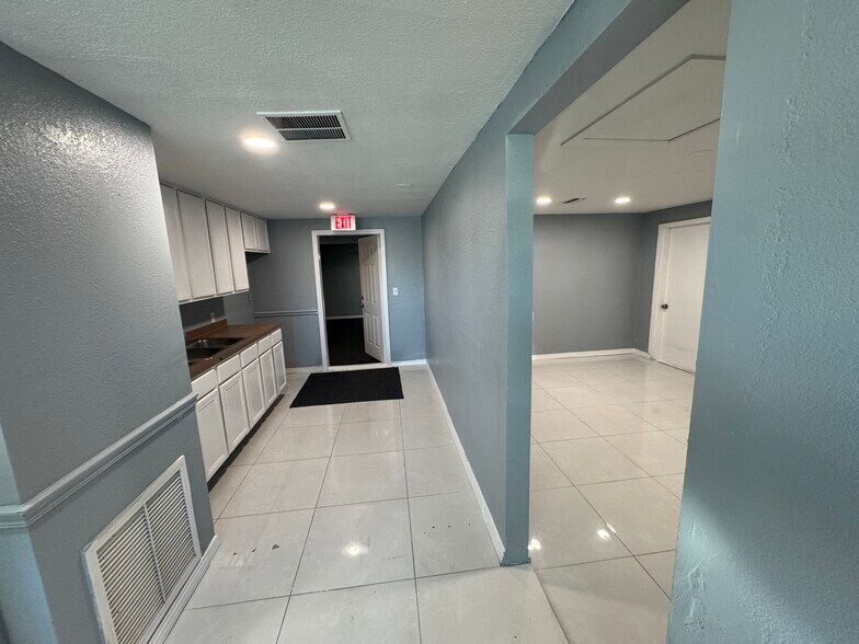 More Photos Of 11412 N Central Ave, Tampa Office For Lease