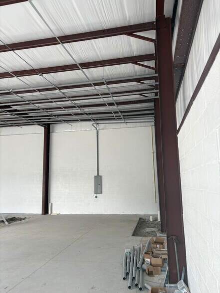 More Photos Of 14070 N Florida Ave, Tampa Warehouse For Lease