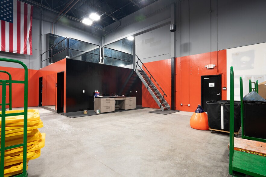 More Photos Of 19533 McLane St, Palm Springs Distribution For Sale