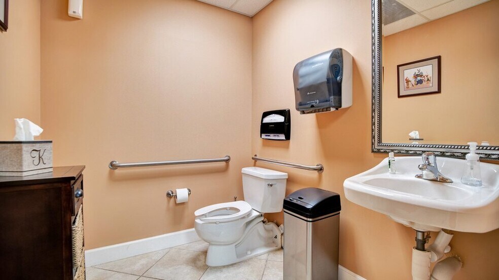 More Photos Of 260 Lookout Pl, Maitland Medical For Sale