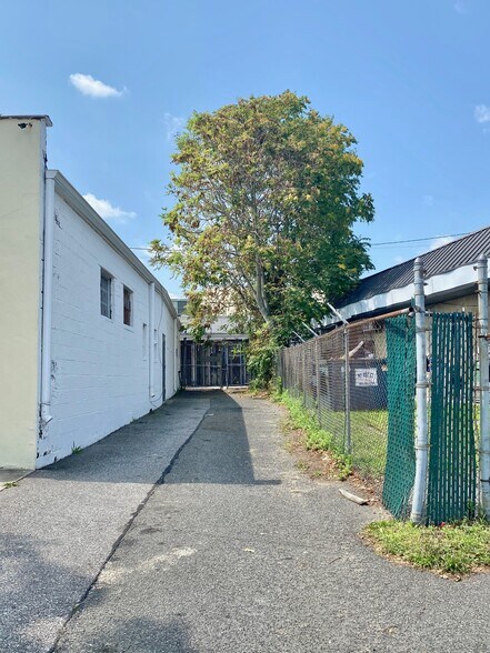 More Photos Of 143 W Main St, Bay Shore General Retail For Sale