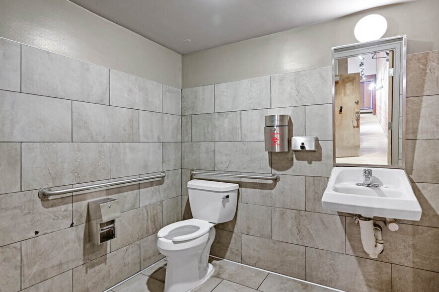 More Photos Of 106 W San Francisco St, Santa Fe General Retail For Lease