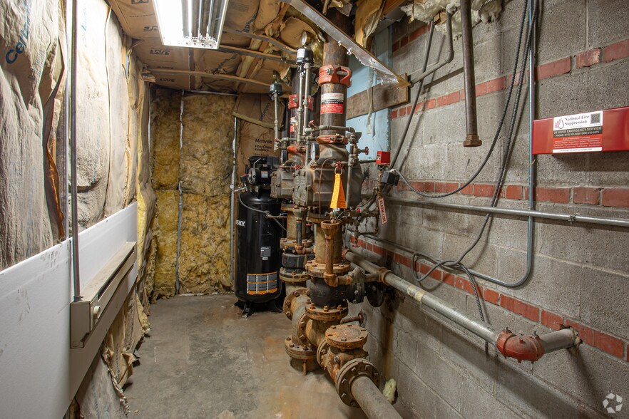 More Photos Of 88-92 Sunshine Rd, Kansas City Distribution For Lease