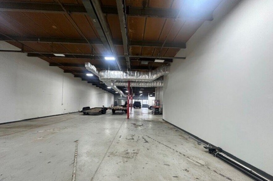 More Photos Of 7 Aerial Way, Syosset Showroom For Lease