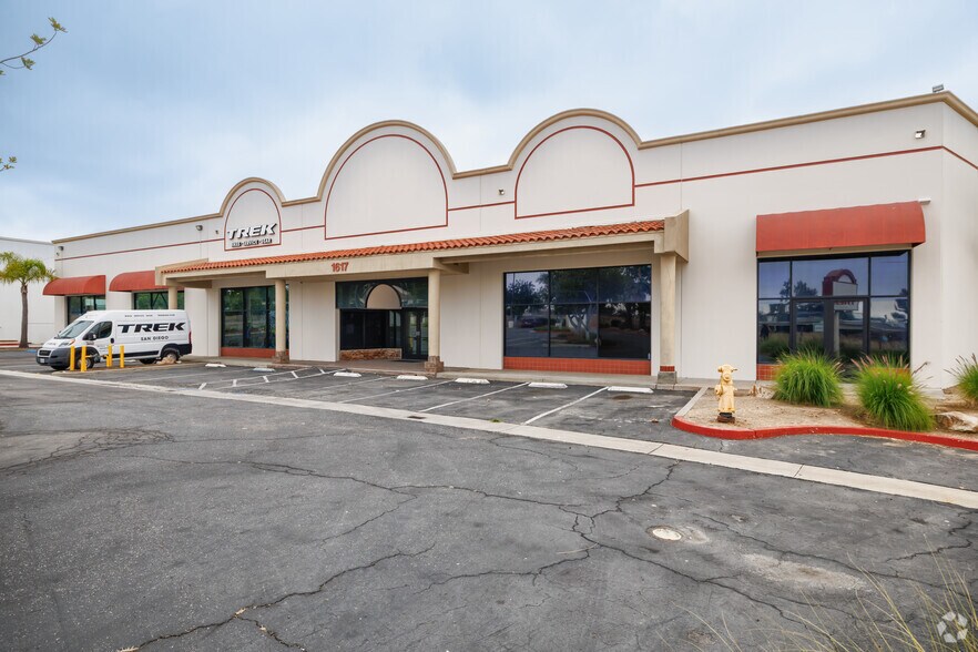More Photos Of 1617 Capalina Rd, San Marcos Showroom For Lease