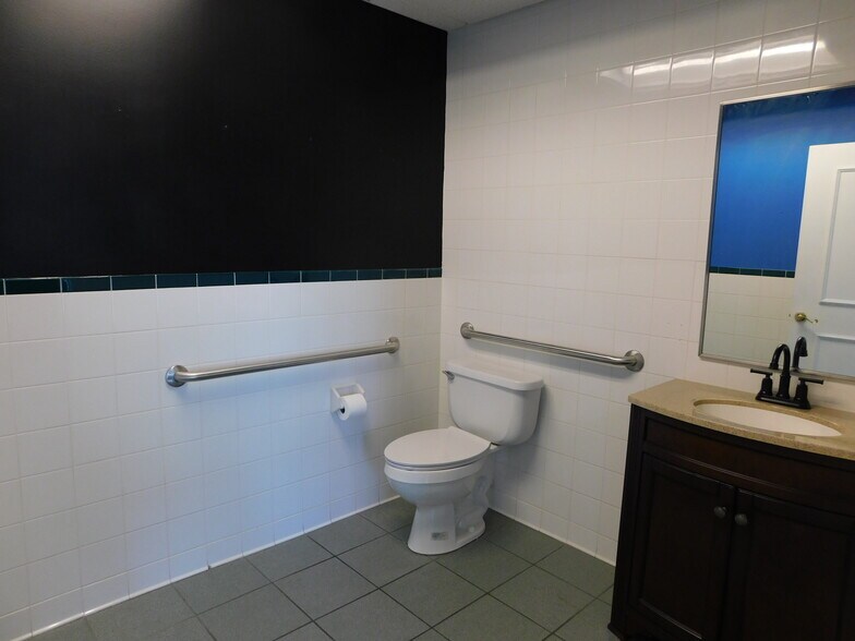 More Photos Of 5145 Commercial Dr, Melbourne Warehouse For Lease