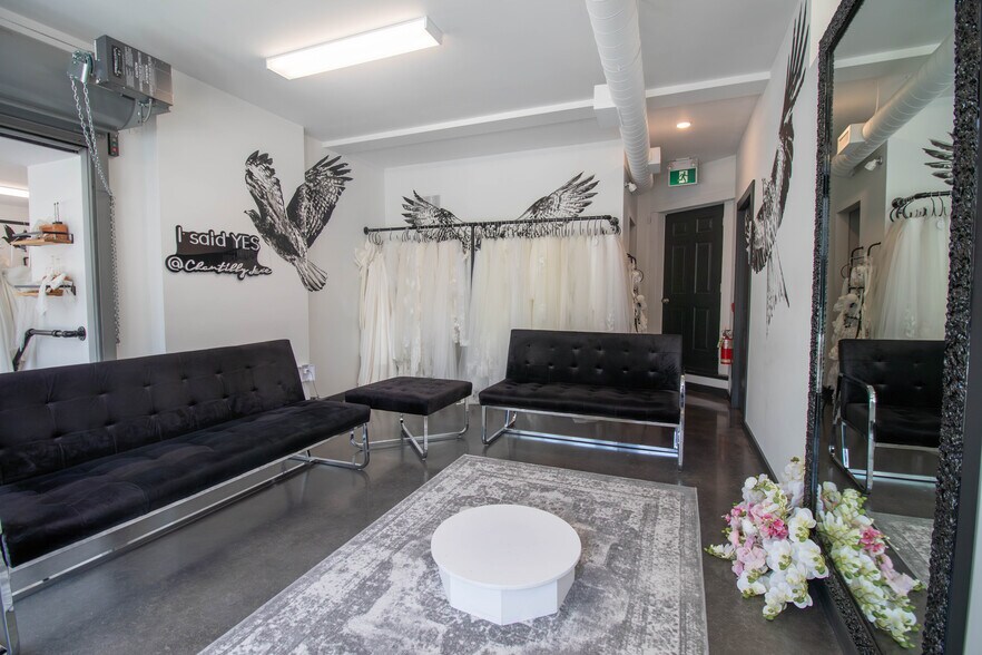 More Photos Of 140 Caroline St S, Hamilton Storefront Retail Residential For Lease