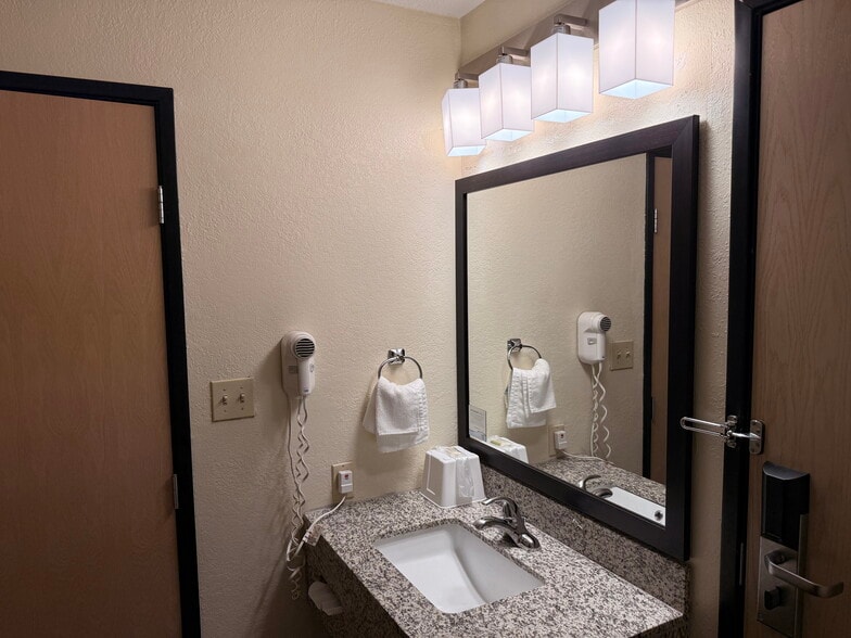 More Photos Of 2055 E 5th St, Metropolis Hotel For Sale