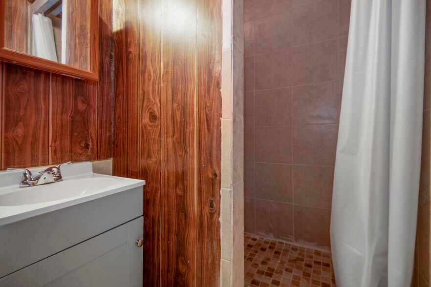 More Photos Of 615 Timber Ln, Maupin Office For Sale