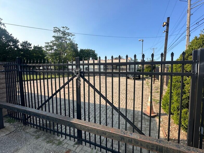 More Photos Of 24056 Pilgrim, Redford Medical For Lease