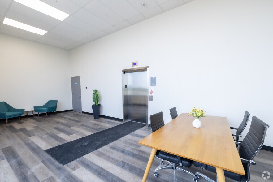 More Photos Of 250 E Sandford Blvd, Mount Vernon Warehouse For Lease