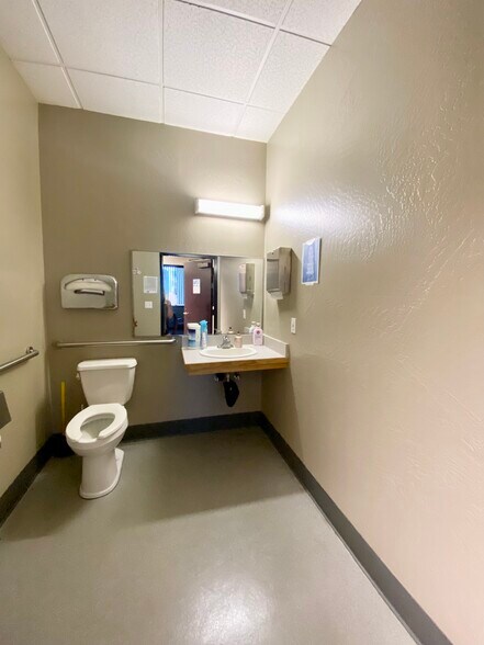 More Photos Of 1575 E McAndrews Rd, Medford Office For Lease