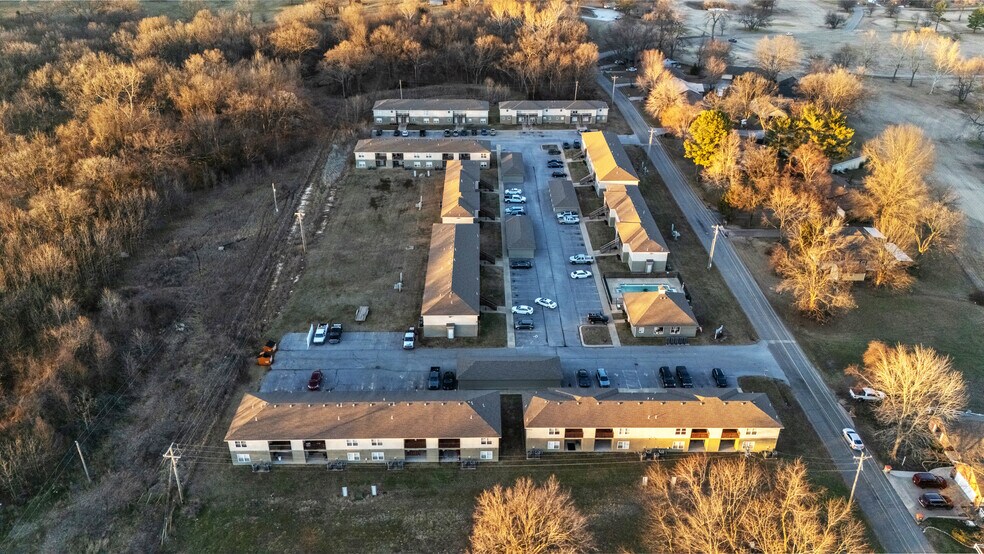 More Photos Of 810 Quail Run Rd, Grove Multifamily For Sale