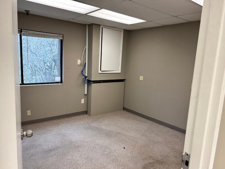 More Photos Of 526-540 Enterprise Dr, Erlanger Light Manufacturing For Lease