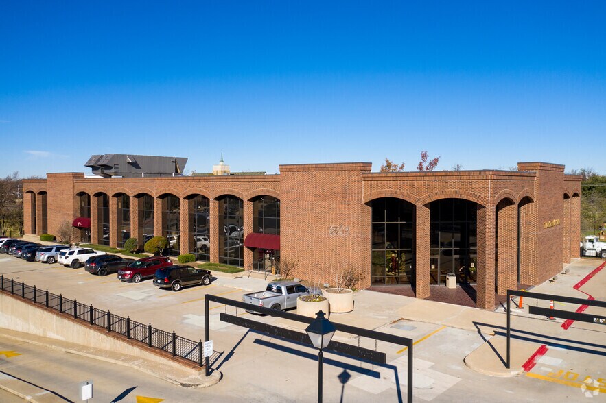 More Photos Of 6301 Waterford Blvd, Oklahoma City Unknown For Lease