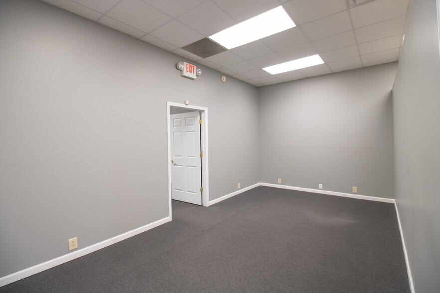 More Photos Of 961-965 E Washington St, Winchester General Retail For Lease