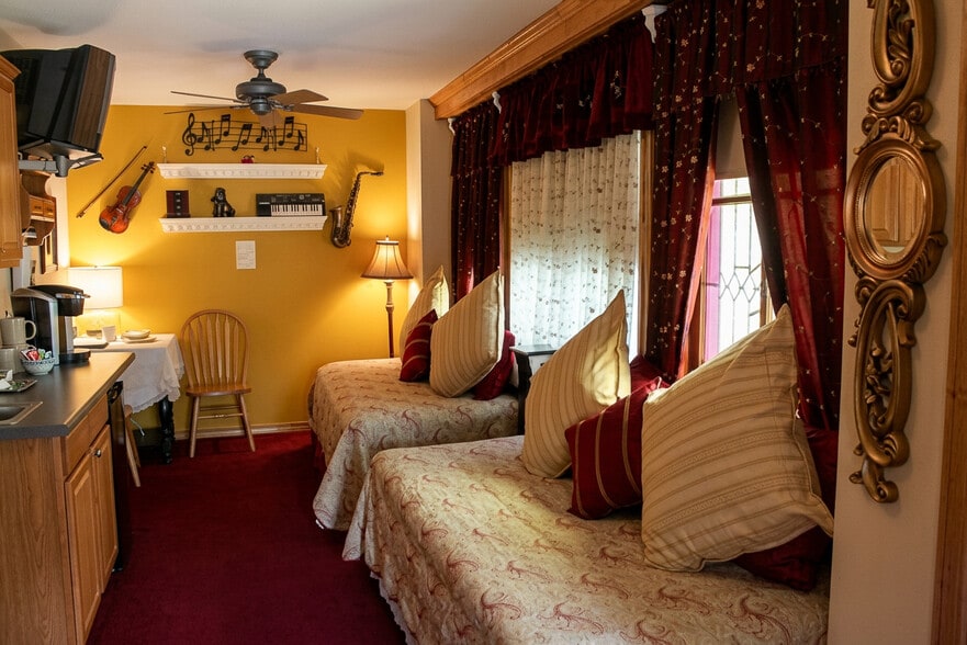 More Photos Of 160 Spring St, Eureka Springs Hospitality For Sale