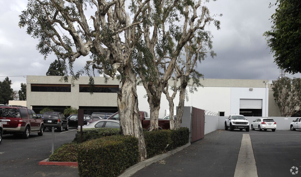 More Photos Of 3111 W Central Ave, Santa Ana Warehouse For Sale