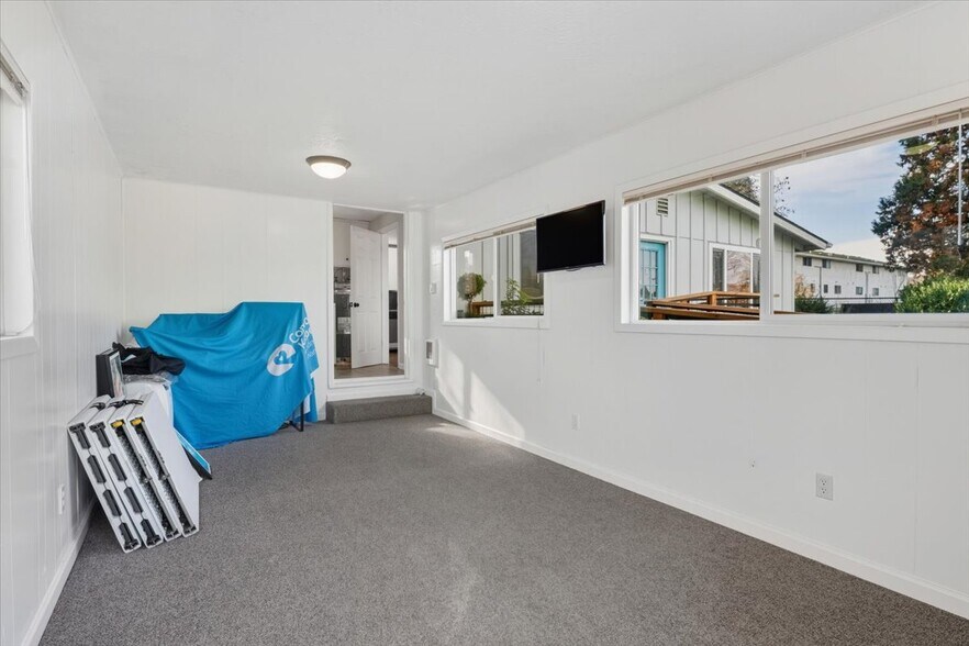 More Photos Of 2115 E 27th St, Vancouver Office For Sale