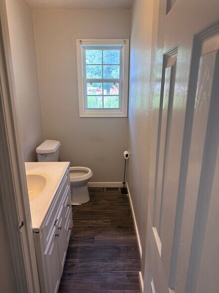 More Photos Of 567 E Highway 64, Conway Showroom For Lease