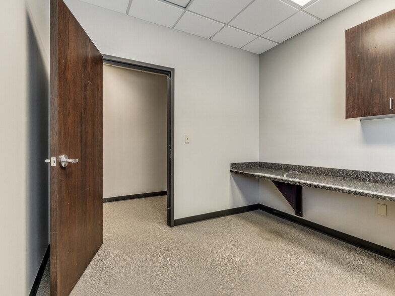 More Photos Of 3101 W Tecumseh Rd, Norman Office For Lease
