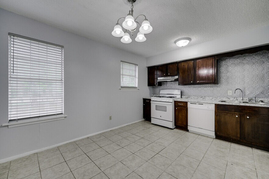 More Photos Of 1906 W Matthews Ave, Jonesboro Apartments For Sale