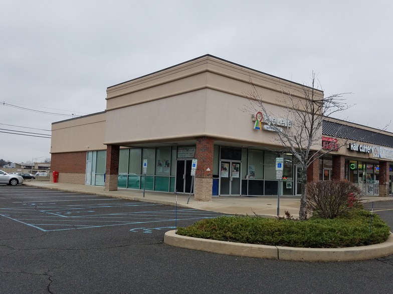 More Photos Of 350-400 Ryders Ln, Milltown General Retail For Lease