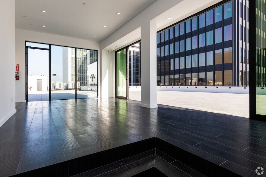 More Photos Of 9646 Brighton Way, Beverly Hills General Retail For Sale