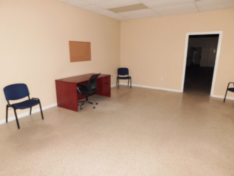 More Photos Of 1512 E Gary Rd, Lakeland Flex For Sale