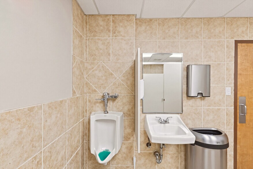 More Photos Of 1506 US-281, Johnson City Office For Sale