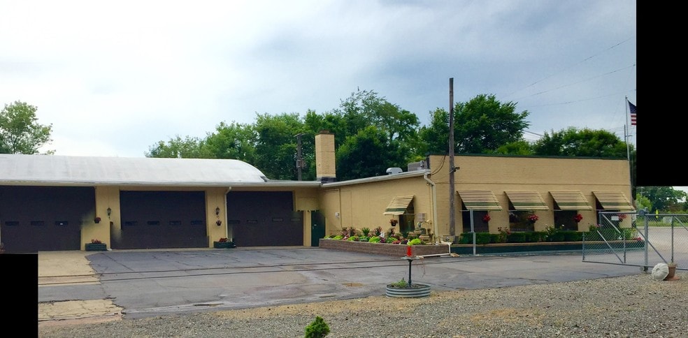 Primary Photo Of 56495 Grand River Ave, New Hudson Warehouse For Lease